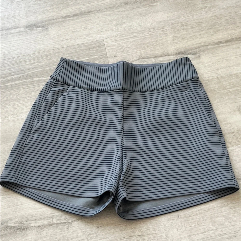 Lululemon‎ Shaped Short Stripe 3” in Sterling Athleisure Workout Yoga Womens 6